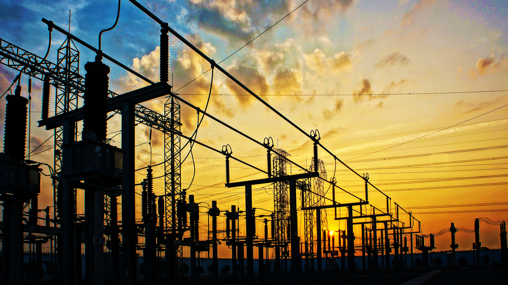 Infraestrutura de transmissão de energia ao pôr do sol